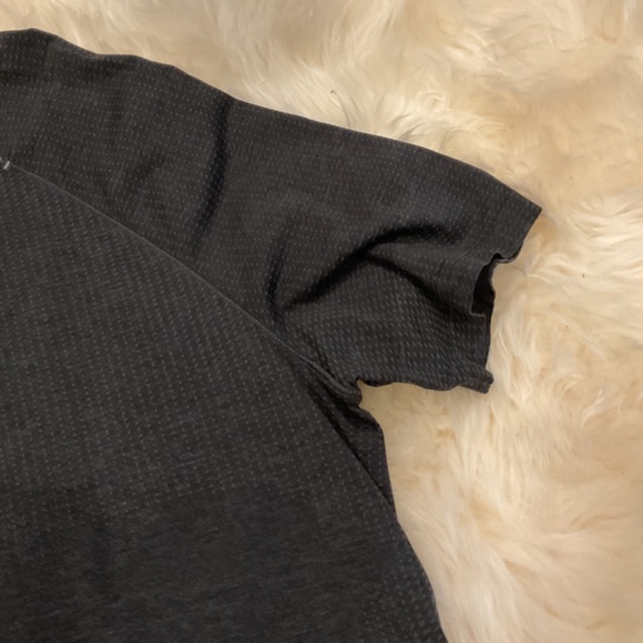 Lululemon Men’s Short Sleeved Shirt - Picture 2 of 7